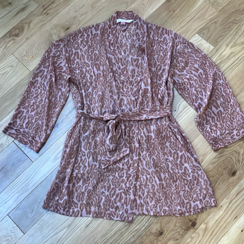 Victoria’s Secret sheer animal print robe with pockets- one size ✔️measurements